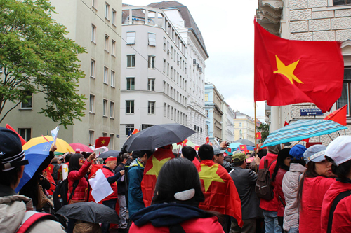 Người Việt biểu tình rầm rộ tại Vienna phản đối Trung Quốc ảnh 1
